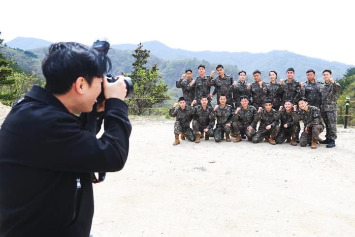 박준용(군무주무관) 사단 정훈공보담당이 장병들에게 선사할 사진을 촬영하고 있다.