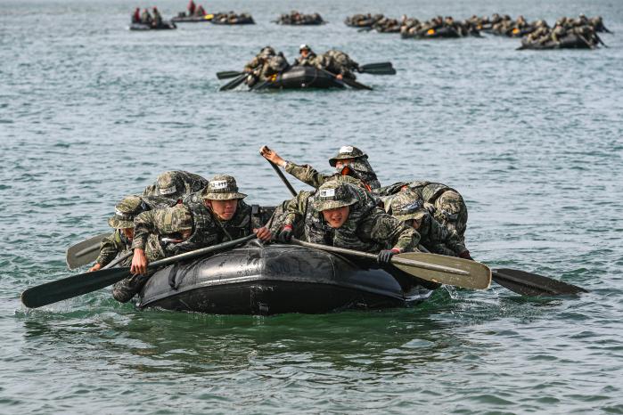 해병대6여단 장병들이 백령도 일대 해상에서 소형고무보트(IBS) 패들링 훈련을 하고 있다. 부대 제공