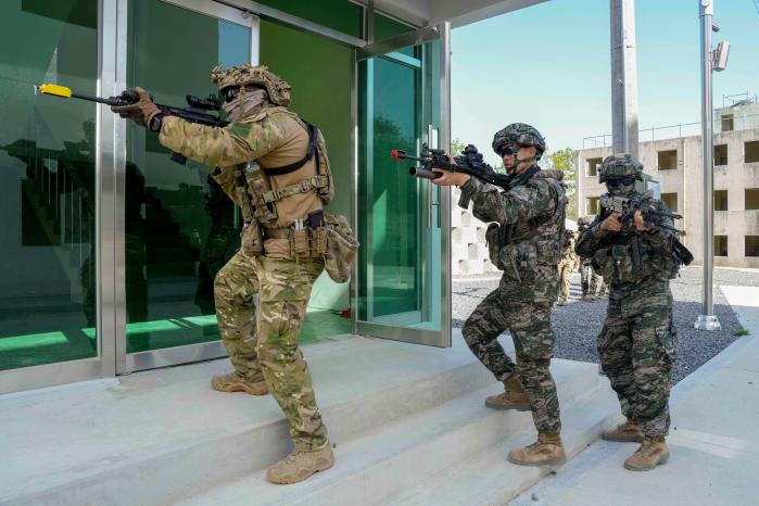 우리 해병대와 뉴질랜드 육군이 연합훈련을 전개한 가운데 양국 장병들이 포항 정천리훈련장에서 연합 팀을 구성해 건물에 진입하고 있다. 사진 제공=정현택 상병