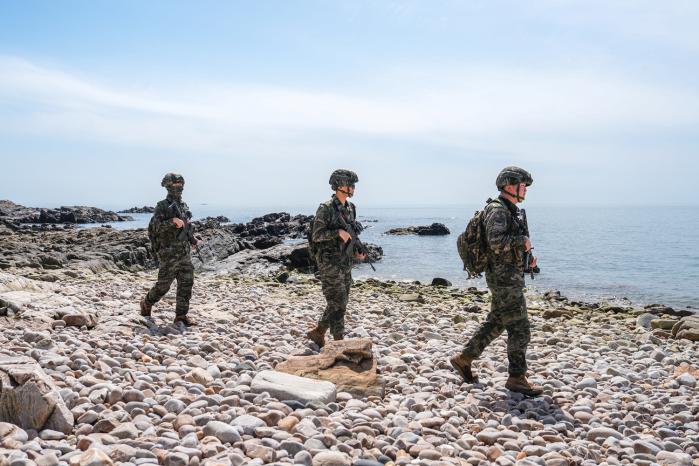 해병대 연평부대 장병들이 연평도 일대 취약지역을 대상으로 도서수색작전을 펼치고 있다. 부대 제공