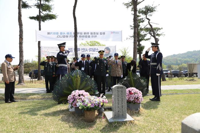 육군수도기계화보병사단이 지난 24일 국립서울현충원에서 개최한 안케패스전투 54주년 추모행사에서 참석자들이 고인의 헌신과 희생을 기리고 있다. 부대 제공