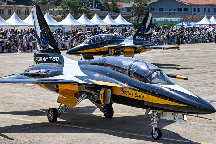 25일 공군원주기지에서 열린 스페이스챌린지 행사에서 핵심가치 20주년 기념 심벌을 수직 꼬리날개에 부착한 블랙이글스 T-50B 항공기가 특수비행을 위해 활주로로 이동하고 있다. 공군 제공