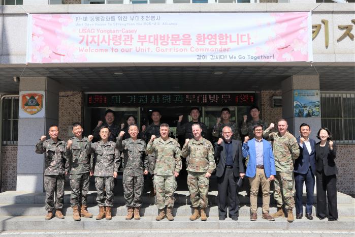 지난 24일 육군56보병사단 노고산여단에서 열린 미 용산·케이시 기지사령부 부대 초청 행사 중 참석자들이 한미동맹 강화 의지를 다지며 파이팅을 외치고 있다. 부대 제공
