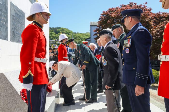 육군66보병사단 이영찬(가운데) 대위가 기념식에 참석한 선배 전우의 참배를 돕고 있다. 사진 제공=이채현 군무주무관