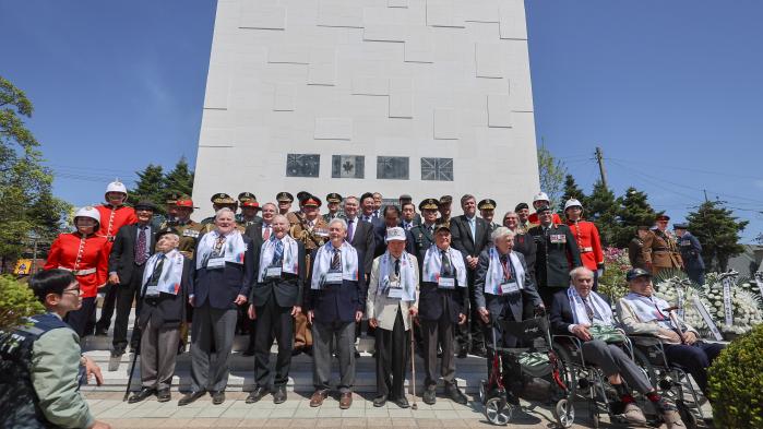 지난 24일 경기 가평군 영연방 참전기념비에서 열린 ‘영연방 가평전투 75주년 기념식’ 주요 참석자들이 기념사진을 찍고 있다. 국가보훈부 제공