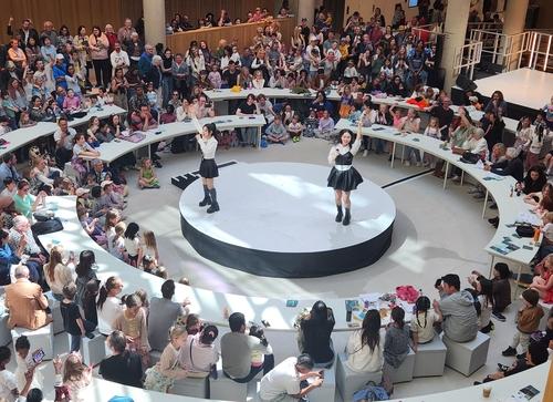 25일(현지시간) 영국 옥스퍼드대 슈워츠먼 인문학센터 일반 개관식에서 K팝 무대가 펼쳐지고 있다. 연합뉴스