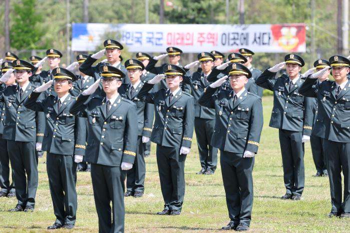 지난 24일 충북 괴산군 육군학생군사학교에서 개최된 ‘제56기 의무사관 및 제23기 수의사관 임관식’에서 신임 의무·수의사관이 군 의료 발전에 매진할 것을 다짐하며 경례하고 있다. 조종원 기자