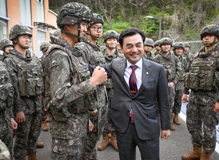 안규백 국방부 장관이 지난 24일 육군35보병사단 예하 해안감시기동대대를 방문해 ‘AI 기반 해안경계작전체계’ 시범운영 현황을 점검한 후 장병들을 격려하고 있다. 국방부 제공