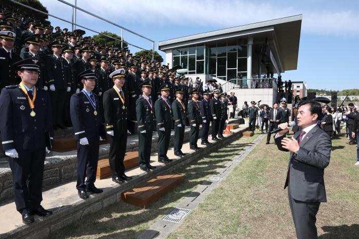 안규백 국방부 장관이 지난 24일 육군학생군사학교에서 열린 ‘제56기 의무사관 및 제23기 수의사관 임관식’에서 임관한 의무·수의사관들을 격려하고 있다. 조종원 기자