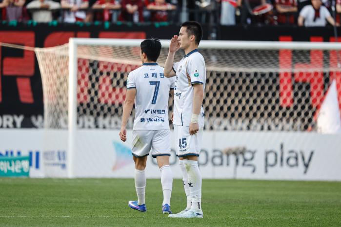 김천 상무 FC 변준수 일병이 25일 부천종합운동장에서 열린 하나은행 K리그1 2026 10라운드 원정경기에서 시즌 첫 골을 넣고 팬들에게 거수경례를 하고 있다. 김천 상무 FC 제공