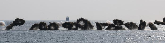 27일 경북 포항시 독석리 해안 일대에서 열린 2026년 전반기 합동상륙훈련 ‘결정적 행동’에서 한국형 상륙돌격장갑차(KAAV)가 연막차장을 하며 목표 해안으로 돌격하고 았다.