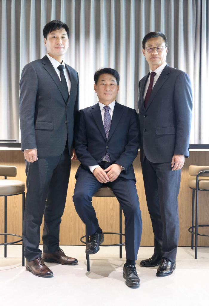 군검찰수사관으로 복무하다가 전역 후 민간 대형 로펌 전문위원으로 이직한 신민철(가운데) 예비역 공군준위와 장성기(오른쪽) 예비역 육군원사, 김동현 예비역 공군원사.