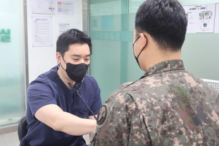 국군 장병과 국민의 생명을 지키기 위해 전역 전 휴가를 반납하고 응급실을 지킨 국군포천병원 김서영(왼쪽) 군의관이 병원을 찾은 장병을 진료하고 있다. 부대 제공