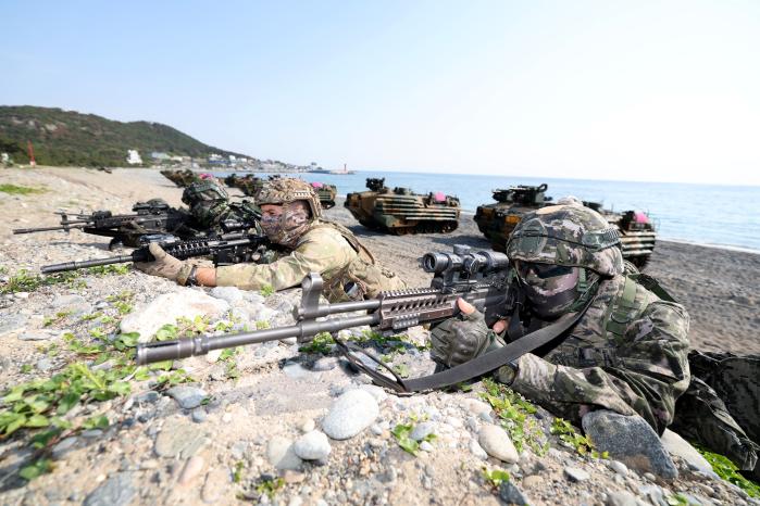 하차 전투 중인 한국과 뉴질랜드 장병들.