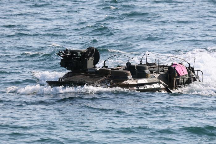 물살을 가르며 해안으로 돌격하는 상륙돌격장갑차.