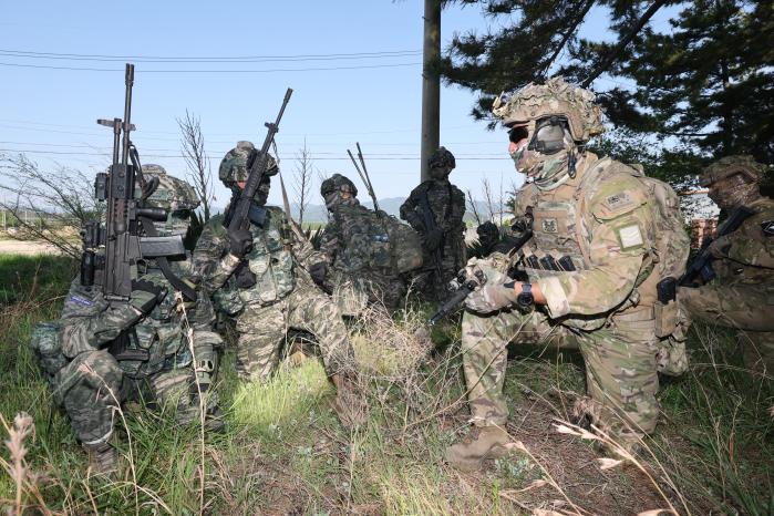 장병들이 전술토의를 하고 있다.