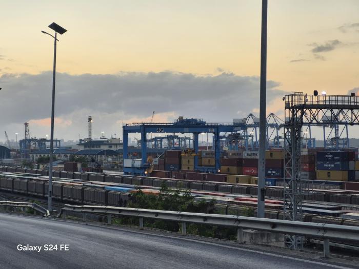 몸바사 항구의 수출입 화물 부두.