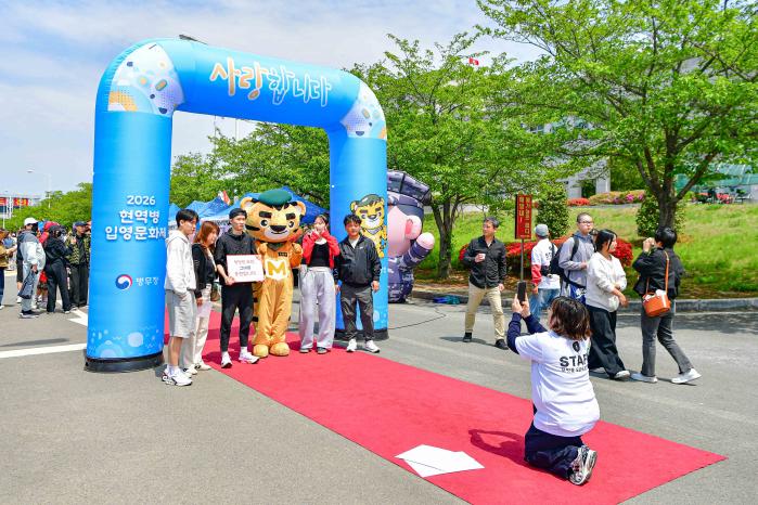 27일 해병대교육훈련단에서 개최된 신병 1329기 입영문화제에서 입영 장정과 가족들이 사진을 찍고 있다. 부대 제공