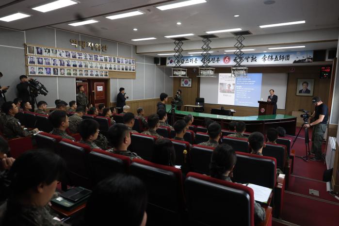 이석연 대통령 직속 국민통합위원장이 27일 44년 전 정훈장교로 복무했던 육군5보병사단에서 ‘1일 정훈장교’로 복귀해 ‘헌법적 가치에 기반한 군 정신전력’을 주제로 특강하고 있다.