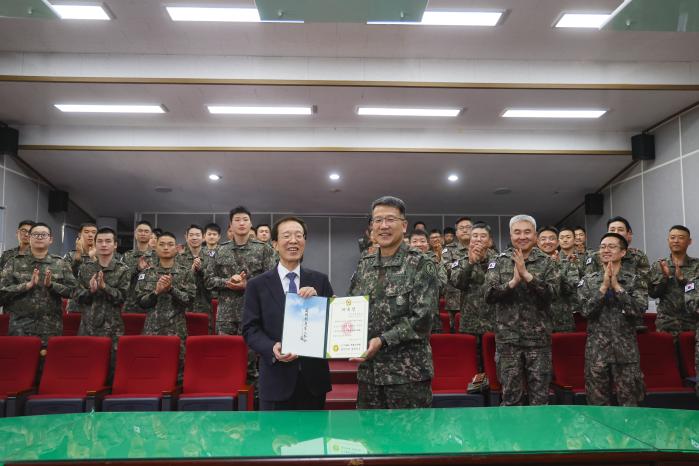 ‘자랑스러운 열쇠인’ 선정 육군5보병사단은 이석연(앞줄 왼쪽) 대통령 직속 국민통합위원장의 국민통합·헌정질서 수호 공로를 인정해 ‘자랑스러운 열쇠인’으로 선정했다.