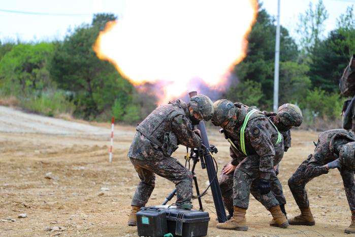 육군21보병사단 천봉여단 장병들이 ‘유·무인 복합 박격포 전투체계’를 활용한 박격포 실사격을 하고 있다. 부대 제공