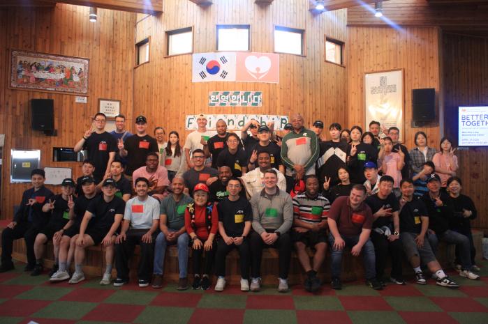 육군39보병사단 독수리여단 장병을 비롯한 미 해군 장병들이 애광원 강당에서 기념사진을 찍고 있다. 부대 제공