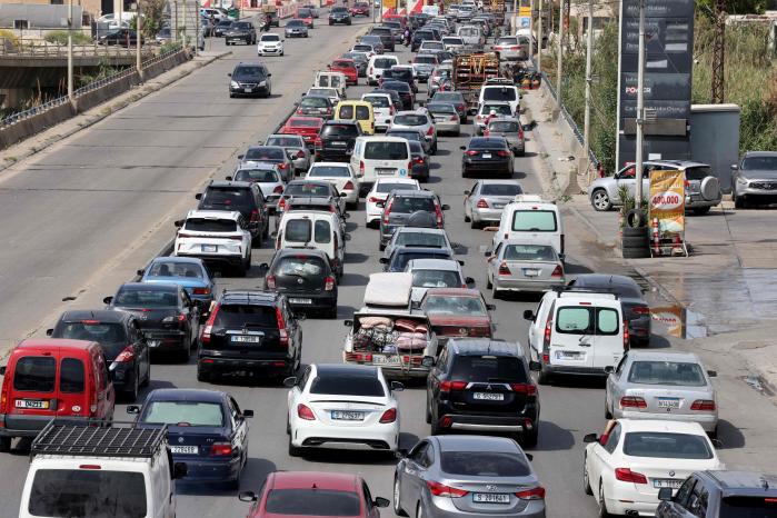 이스라엘이 26일(현지시간) 레바논 남부 지역을 공습한 가운데 민간인들이 레바논 수도인 베이루트를 향해 북쪽으로 피난을 떠나고 있다. AFP·연합뉴스