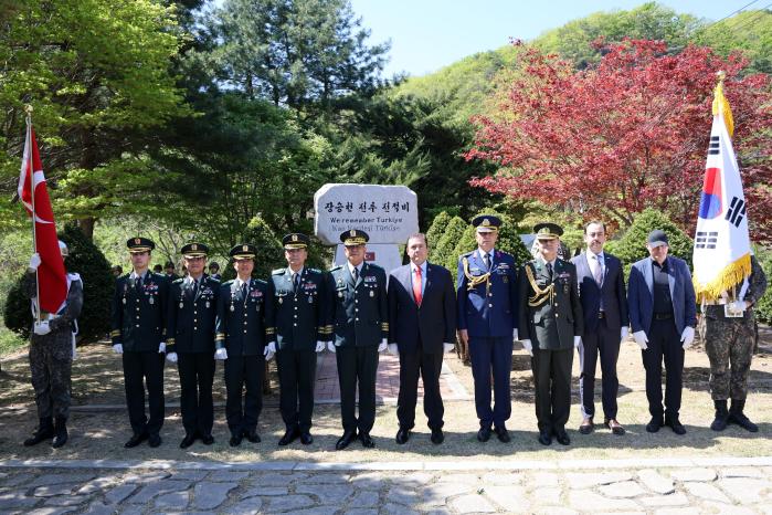 육군5보병사단이 지난 24일 개최한 ‘장승천전투 추모행사’에서 주요 참석자들이 기념촬영을 하고 있다. 사진 제공=김진식 중사