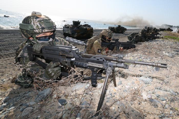 27일 경북 포항시 독석리 해안에서 진행된 2026년 전반기 합동상륙훈련 ‘결정적 행동’에서 우리 해병대 장병과 뉴질랜드 육군 장병들이 한국형 상륙돌격장갑차(KAAV)를 이용해 상륙한 뒤 하차전투를 하고 있다. 조종원 기자