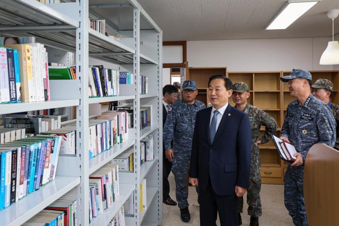이두희 국방부 차관이 27일 해군2함대를 방문해 함정 승조원들의 생활환경과 병영여건을 점검한 뒤 육상생활관 내 병영도서관을 살펴보고 있다. 한재호 기자