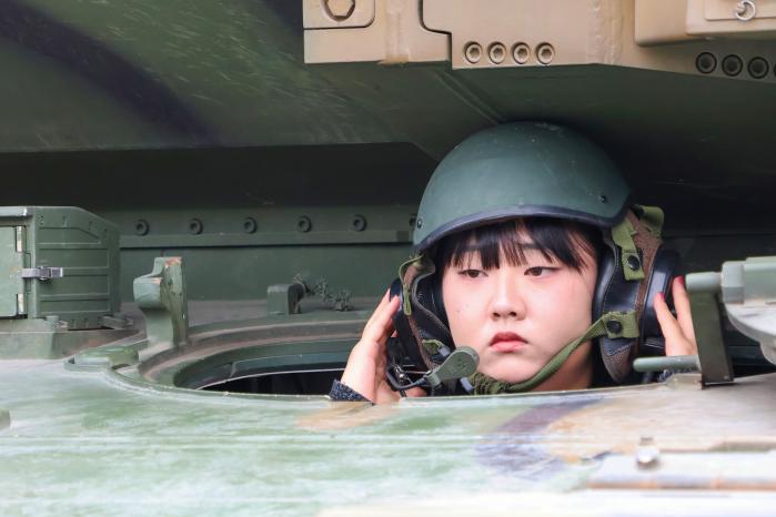 육군 군수부대 여군무원 최초로 전차 조종 면허를 취득한 최리 군무주무관. 부대 제공