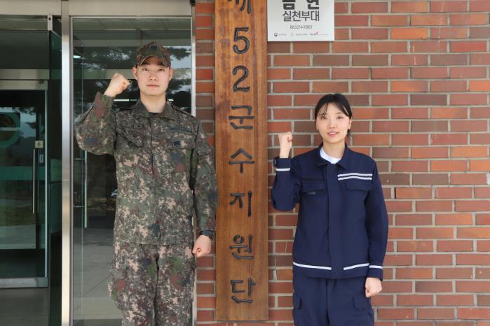 육군52군지단 장윤영(오른쪽) 군무주무관과 김지환 병장.