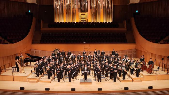 해군군악대는 27일 서울 송파구 롯데콘서트홀에서 ‘충무공 탄신 기념 군악대 정기연주회’를 개최했다. 사진 제공=변주원 하사