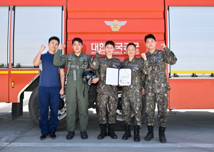 제8회 강원특별자치도 심폐소생술 경연대회에서 우수상을 받은 공군18전투비행단 김호현 상병, 채주완 하사, 김상민 상병, 박영훈 준위, 안희원 상병(왼쪽부터)이 기념촬영을 하고 있다. 사진 제공=박준서 상병