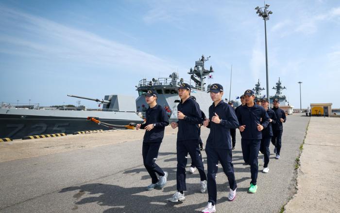 해군1함대 강원함 장병들이 군항 일대를 달리고 있다.