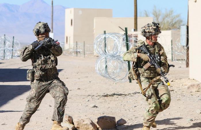육군은 미국 국립훈련센터(NTC) 훈련 경험 등을 토대로 미래 전장 환경에 부합하는 교육훈련 체계를 발전시키고 있다. 사진은 미 NTC 연합 소부대훈련에서 한미 장병이 공격작전을 수행하는 모습. 육군 제공