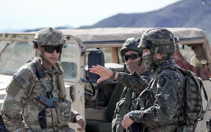 육군은 미국 국립훈련센터(NTC) 훈련 경험 등을 토대로 미래 전장 환경에 부합하는 교육훈련 체계를 발전시키고 있다. 사진은 미 NTC 연합 소부대훈련에서 한미 장병이 임무 수행절차를 토의하는 모습. 육군 제공
