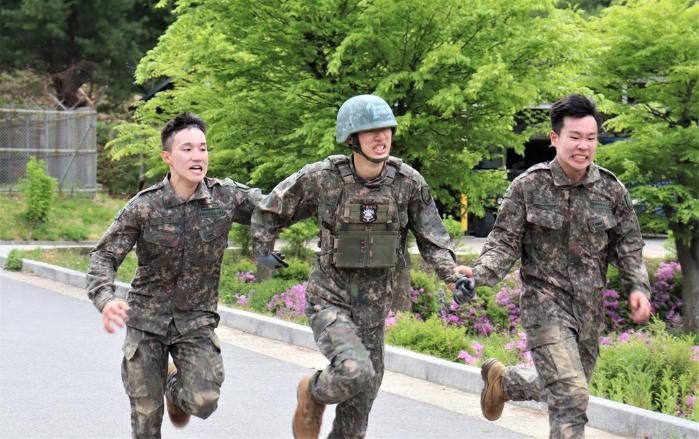 육군51보병사단 기동대대가 28일 개최한 용호올림픽에서 먼저 결승점을 통과한 팀원들이 나머지 팀원을 도와 결승점을 통과하고 있다. 사진 제공=신희림 중위