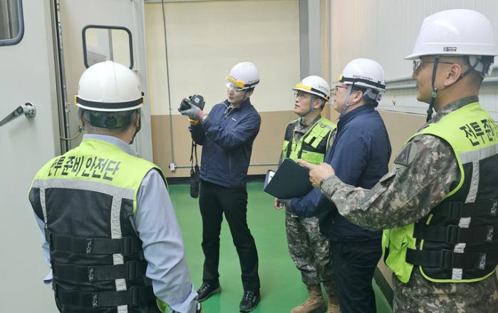 육군전투준비안전단이 28일 종합정비창에서 실시한 ‘대한민국 안전대전환’ 계기 집중 안전점검에서 참석자들이 시설물을 점검하고 있다. 부대 제공