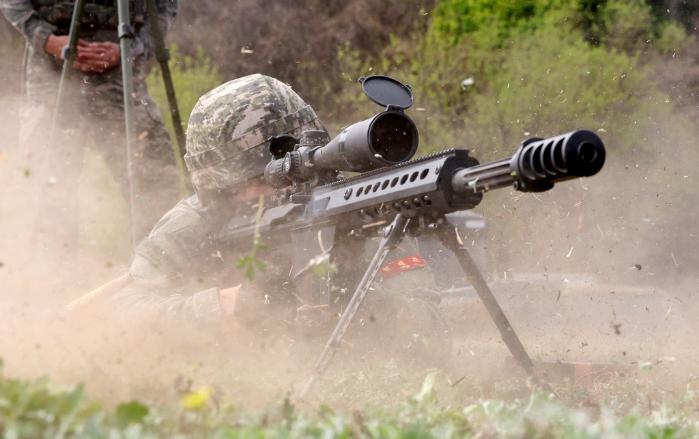 해병대2사단 소속 저격반 장병들이 지난 14일 인천시 강화군 진강산훈련장에서 열린 ‘사단 주관 저격수 집체교육 및 경연대회’에서 M107A1-CQ 대물저격소총 사격을 하고 있다.