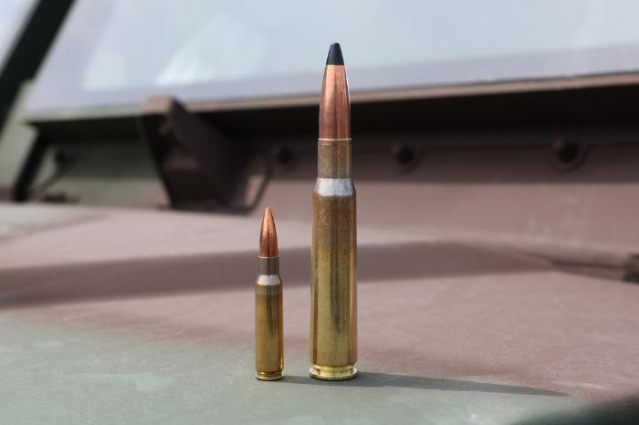 탄약: 오른쪽은 12.7㎜ 탄으로 M107A1-CQ 대물저격소총과 K6 중기관총에, 왼쪽은 7.62㎜ 탄으로 K14 저격소총과 K16 기관총에 사용