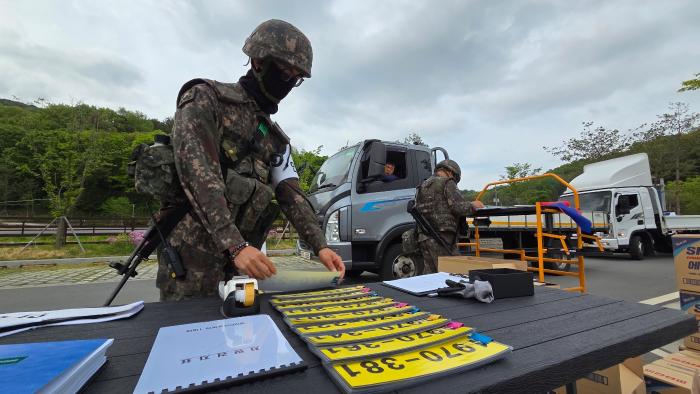 육군32보병사단 대산여단 장병들이 28일 ‘2026년 대전지역 충무훈련’의 하나로 대전 대덕구 장동산림욕장에서 열린 수송동원훈련에서 동원차량의 적격 여부를 점검하고 있다. 부대 제공