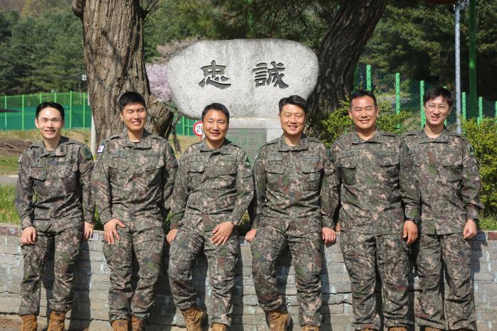 등산 중 저혈당 쇼크로 쓰러진 시민을 구한 육군56보병사단 삼각산여단 간부들.