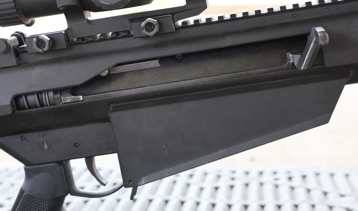 장전 손잡이: 총의 내부 작동을 수동으로 제어해 장전·점검·고장조치에 쓰는 핵심 조작 부품