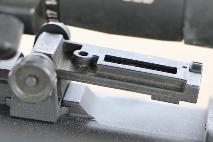 기계식 조준기: 광학장비가 없거나 고장 났을 때 명중률을 높이기 위한 필수 보조장치