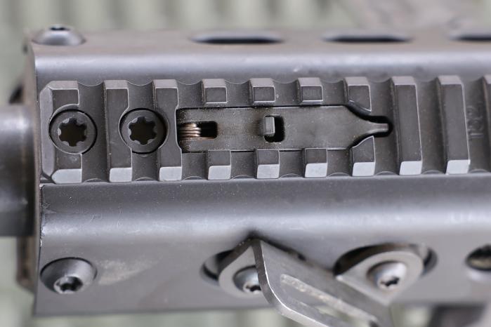 접이식 가늠자: 주야간 조준장비가 작동하지 않을 때를 대비한 예비 조준장치