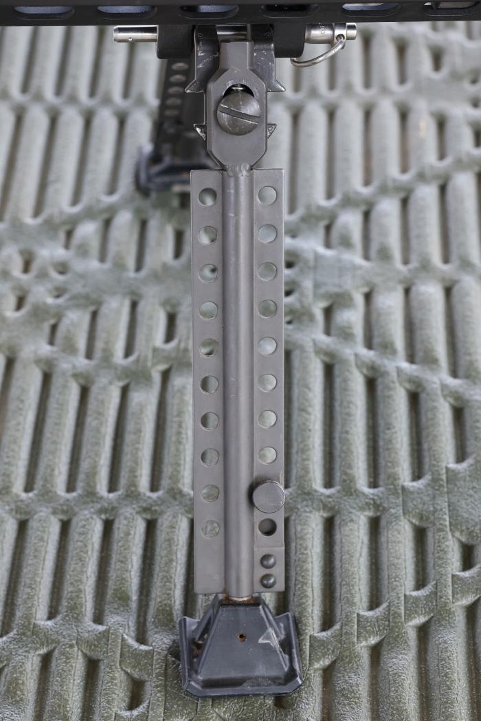 양각대: 총 앞부분을 바닥에 지지해 사격 시 흔들림을 줄이고 안정성을 높이는 장치