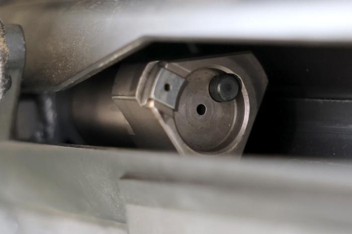 볼트페이스: 장전→고정→발사 보조→탄피 배출까지 담당하는 핵심 부품