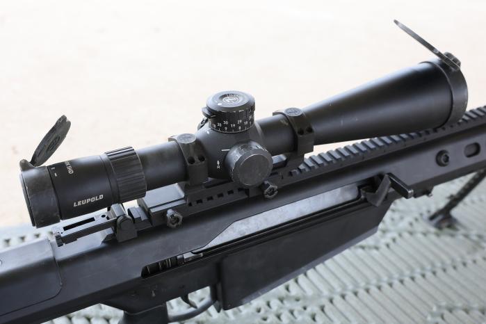 주간조준경(스코프): 멀리 떨어진 목표물을 정확하게 조준할 수 있도록 돕는 광학장치