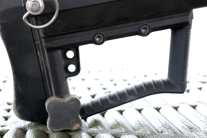 개머리판 조절 손잡이 및 고정 너트: 총기의 개머리판 길이 조절 및 고정에 사용, 사격 시 안정성과 정확성을 높이는 역할